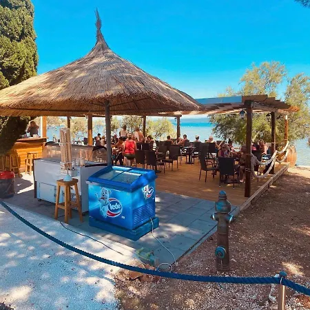 Apartment Studio Apartmani I Soba S Vlastitim Kupatilom, 40M Do Sljuncane Plaze, Otok Pasman